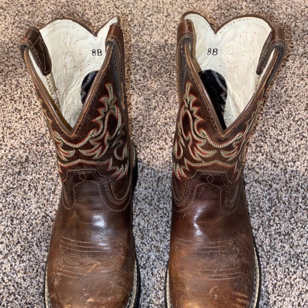 - Ariat Round Toe Boots size 8